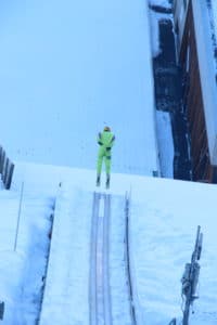 Eddie The Eagle saute à ski lors d'un séjour dans l'un des chalet de ski de luxe à Courchevel Le Praz