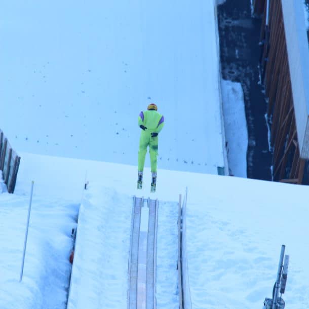 Орел Эдди прыгает с трамплина в одном из роскошных лыжных шале в Куршевеле Ле Праз