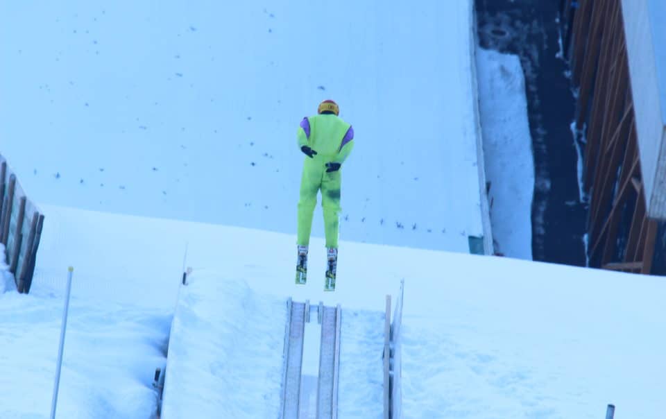 Eddie The Eagle saute à ski lors d'un séjour dans l'un des chalet de ski de luxe à Courchevel Le Praz