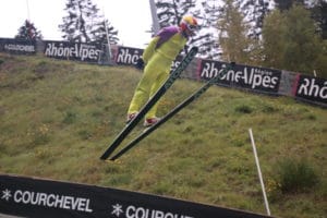 Eddie The Eagle saute à ski lors d'un séjour dans l'un des chalet de ski de luxe à Courchevel Le Praz 2