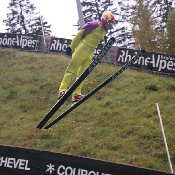 Орел Эдди прыгает с трамплина во время пребывания в одном из роскошных лыжных шале в Куршевеле Ле Праз 2