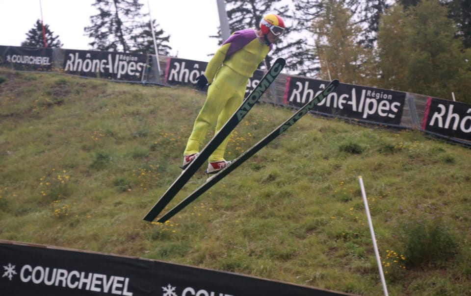 Орел Эдди прыгает с трамплина во время пребывания в одном из роскошных лыжных шале в Куршевеле Ле Праз 2