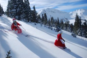 Дед Мороз катается на санках во время пребывания в одном из роскошных лыжных шале в Куршевеле