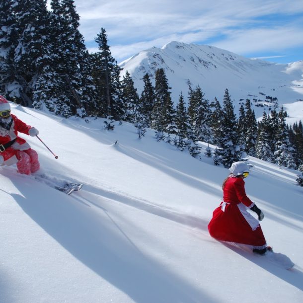 Le Père Noël en luge lors d'un séjour dans l'un des chalet de ski de luxe à Courchevel