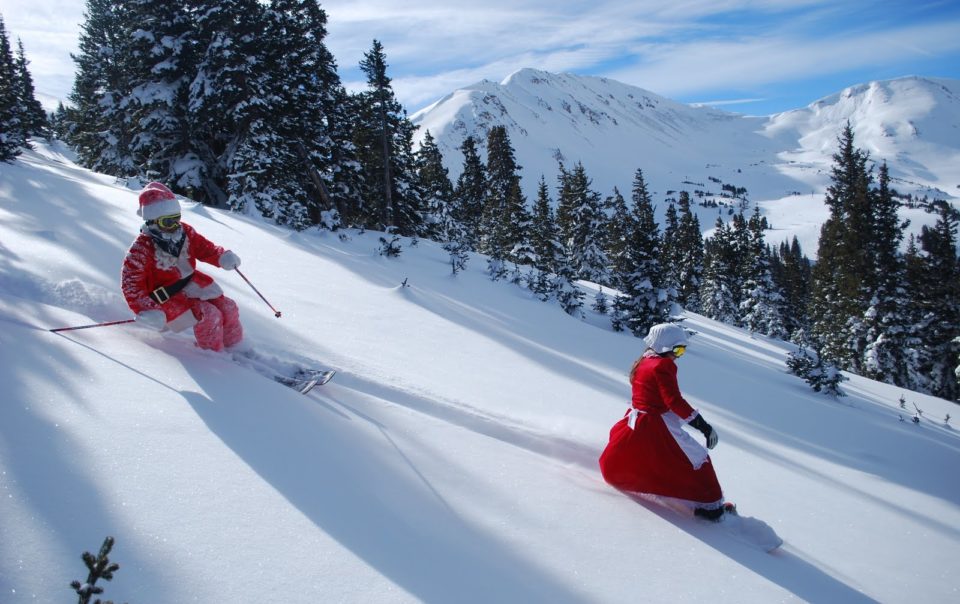 Le Père Noël en luge lors d'un séjour dans l'un des chalet de ski de luxe à Courchevel