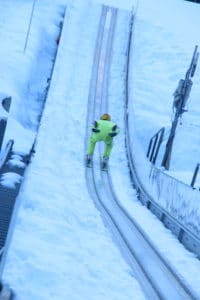 Une mise à jour vidéo de notre équipe apprenant à sauter à ski avec Eddie The Eagle à Courchevel Semaine 1 2