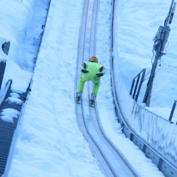 Une mise à jour vidéo de notre équipe apprenant à sauter à ski avec Eddie The Eagle à Courchevel Semaine 1 2