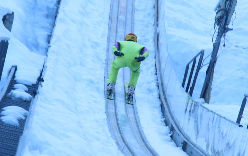 Une mise à jour vidéo de notre équipe apprenant à sauter à ski avec Eddie The Eagle à Courchevel Semaine 1 2