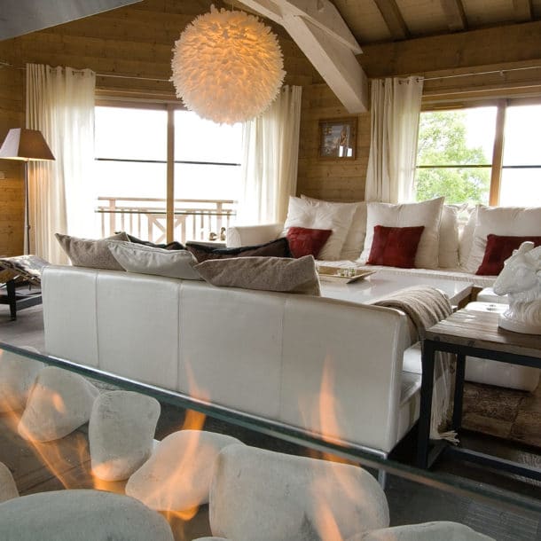 Salon avec feu dans notre chalet de ski de luxe Igloo à Courchevel Le Praz