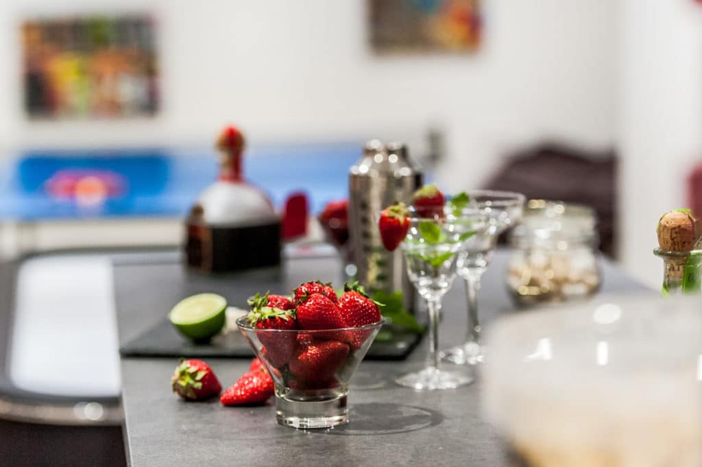 Le bar et la salle de jeux dans le chalet de ski de luxe Aster à Courchevel 1650