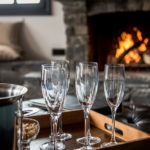 Гостиная с огнем и шампанским в роскошном лыжном шале Tomkins в Мерибеле