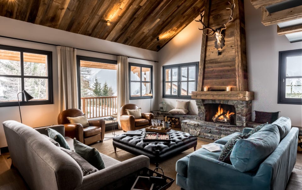 Salon avec feu dans le chalet de ski de luxe Tomkins à Méribel