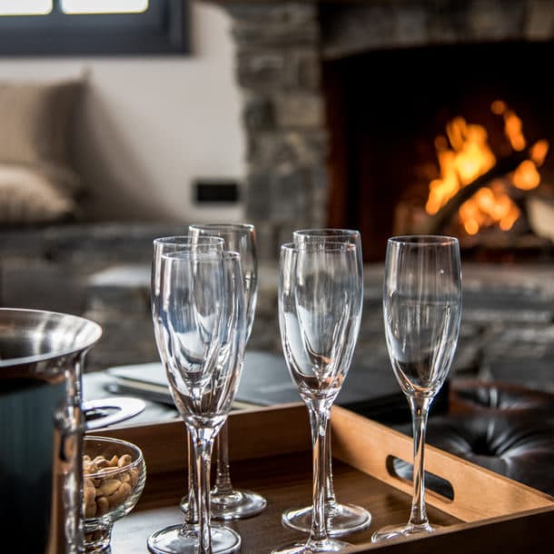 Salon avec feu et champagne dans le chalet de ski de luxe Tomkins à Méribel