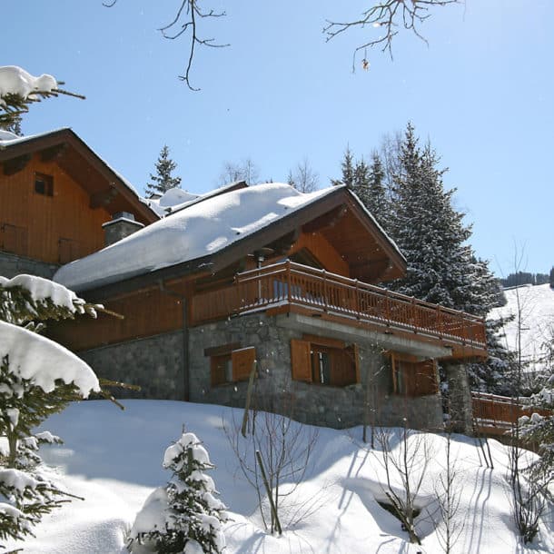 Vue extérieure arrière du chalet de ski de luxe Bartavelles à Méribel