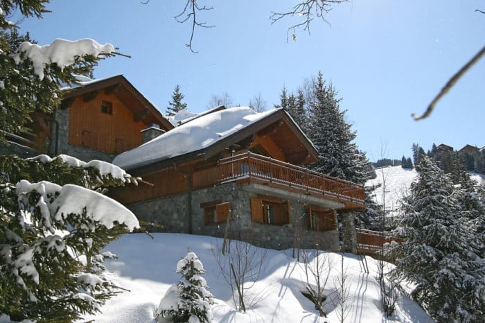 Vue extérieure arrière du chalet de ski de luxe Bartavelles à Méribel