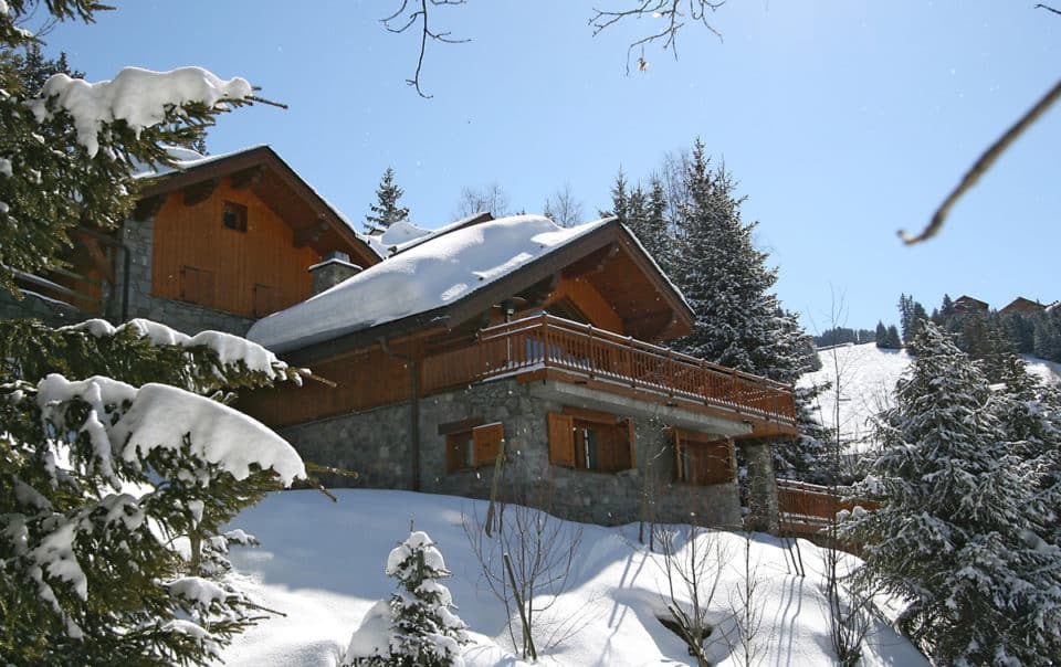 Vue extérieure arrière du chalet de ski de luxe Bartavelles à Méribel