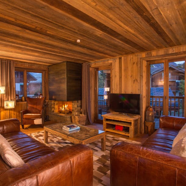 Le salon et la télévision dans le chalet de ski de luxe Loup Blanc à Courchevel Le Praz