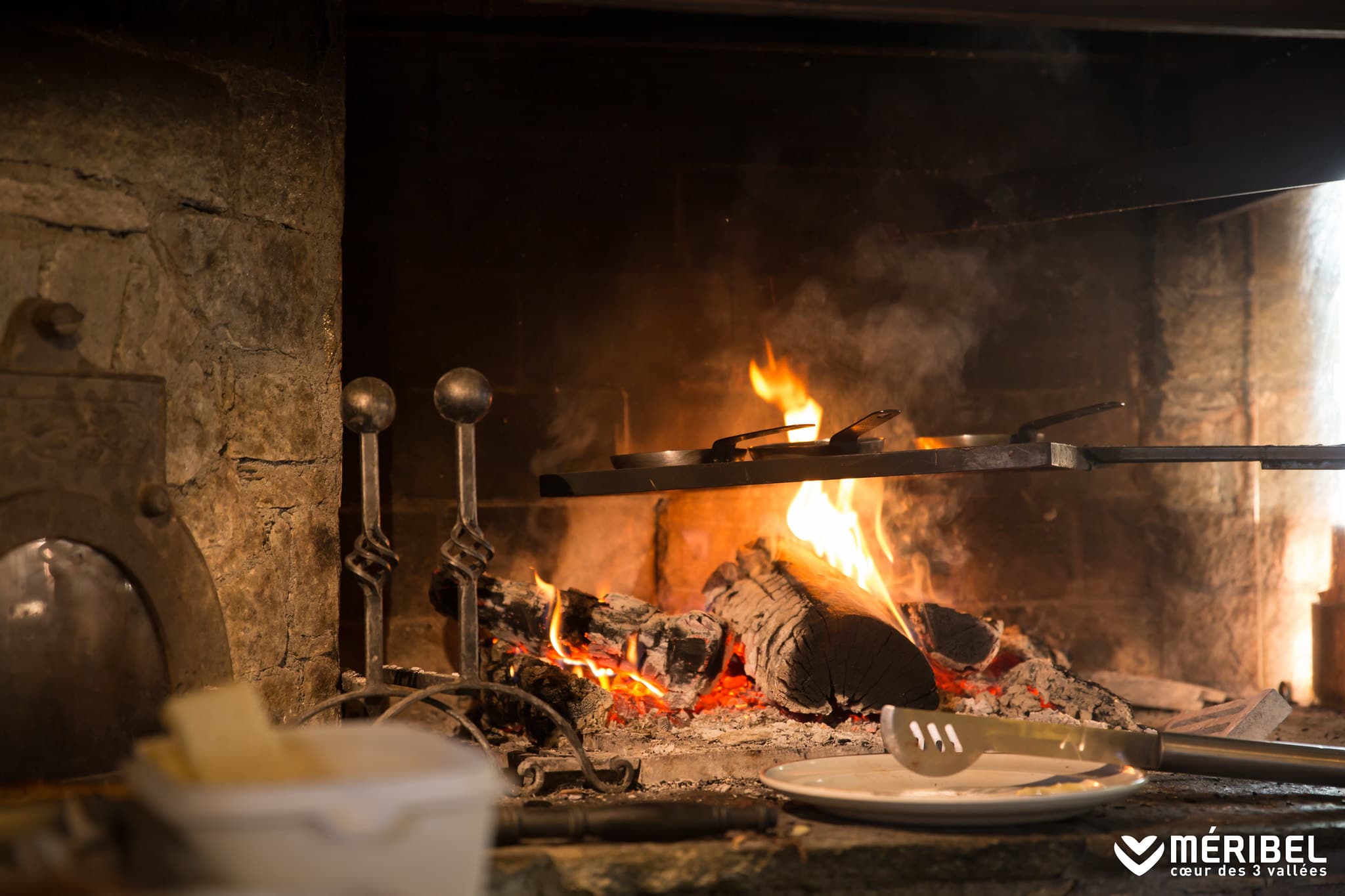 Feu rugissant dans nos chalets de luxe à Méribel et Courchevel