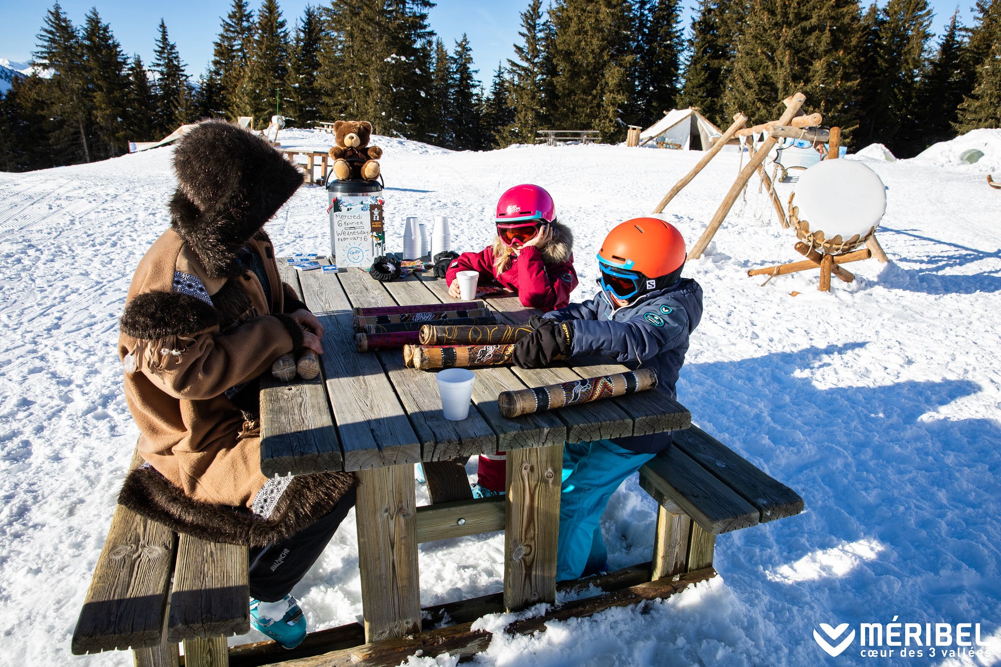 Pique-nique avec enfants skiant à Méribel et Courchevel