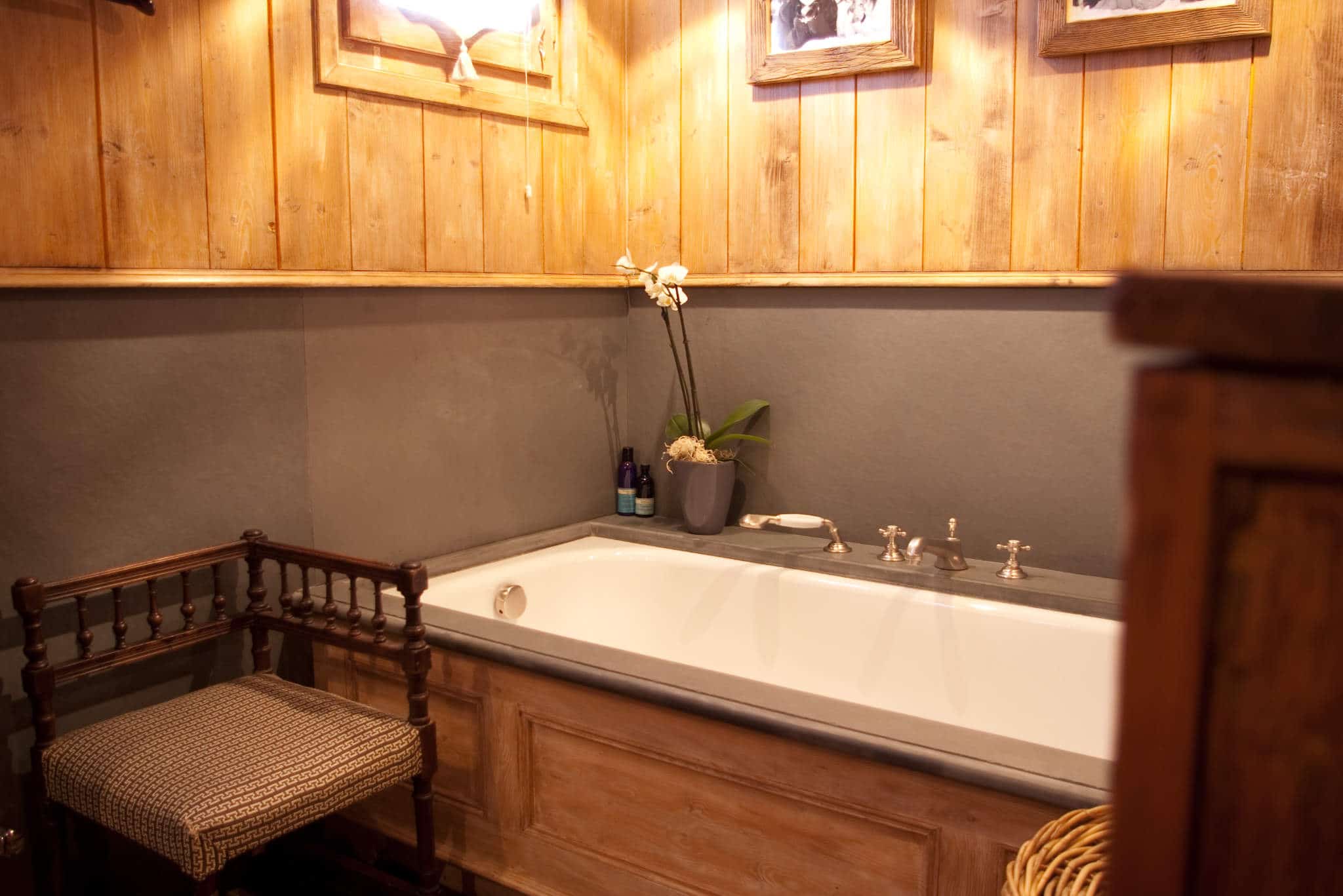 Luxury Ski Chalet Foinsbois Meribel Bathroom 01 02