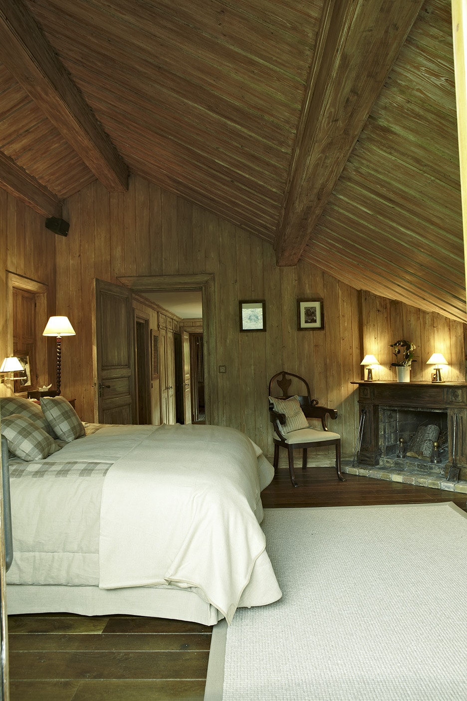 Luxury Ski Chalet Foinsbois Meribel Bedroom 01 01