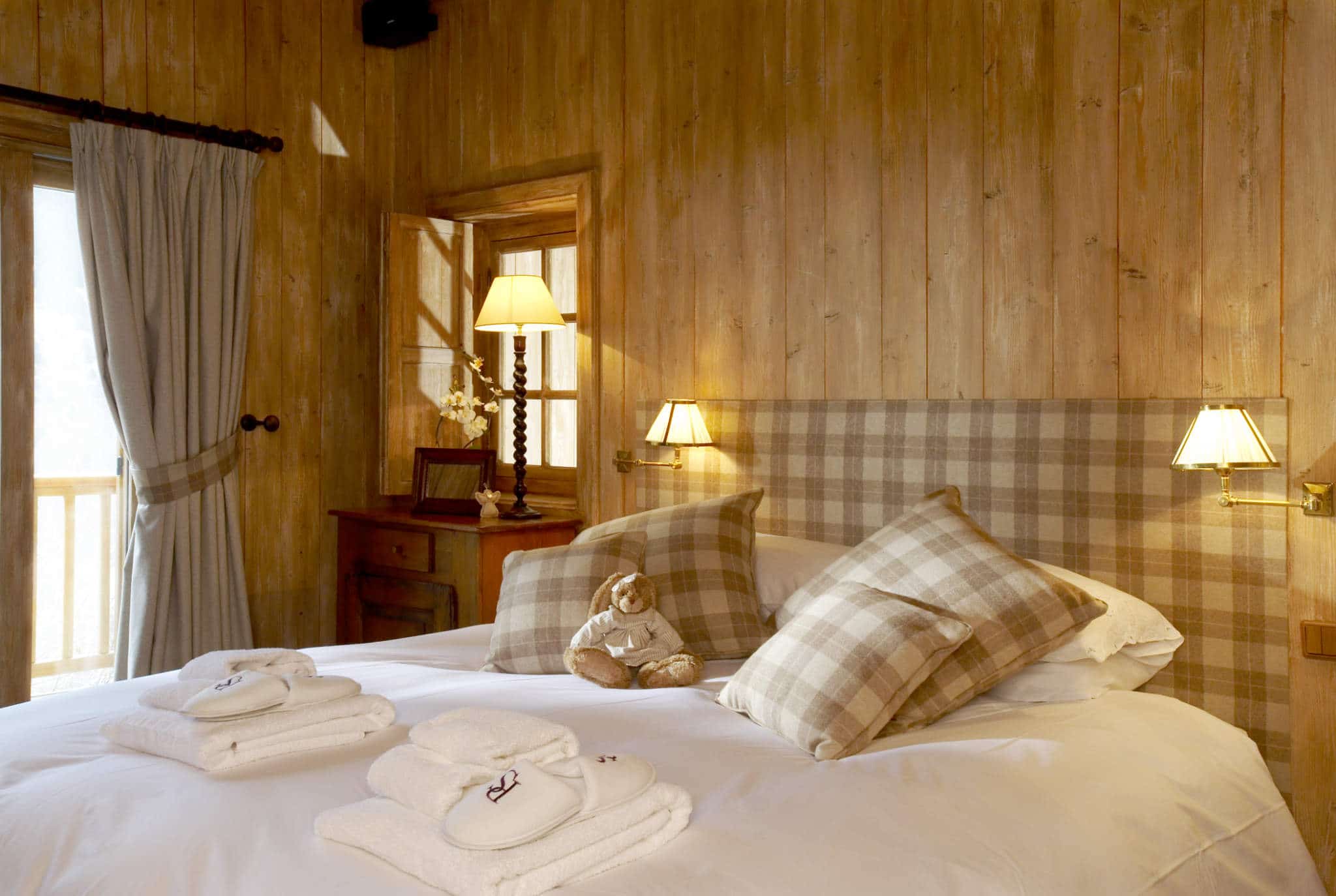 Luxury Ski Chalet Foinsbois Meribel Bedroom 1 A