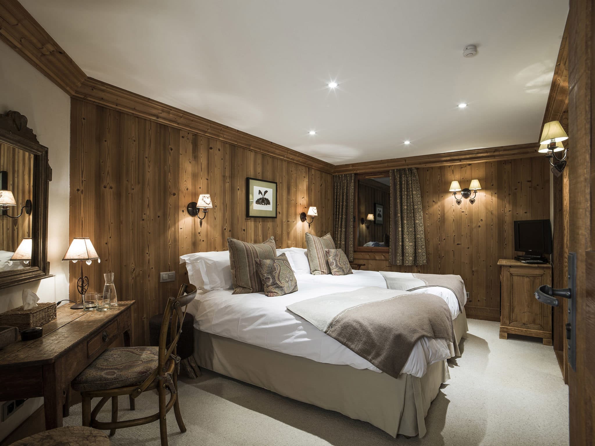 Luxury Ski Chalet Lapin Blanc Meribel Bedroom 1 LapinBlanc38Web