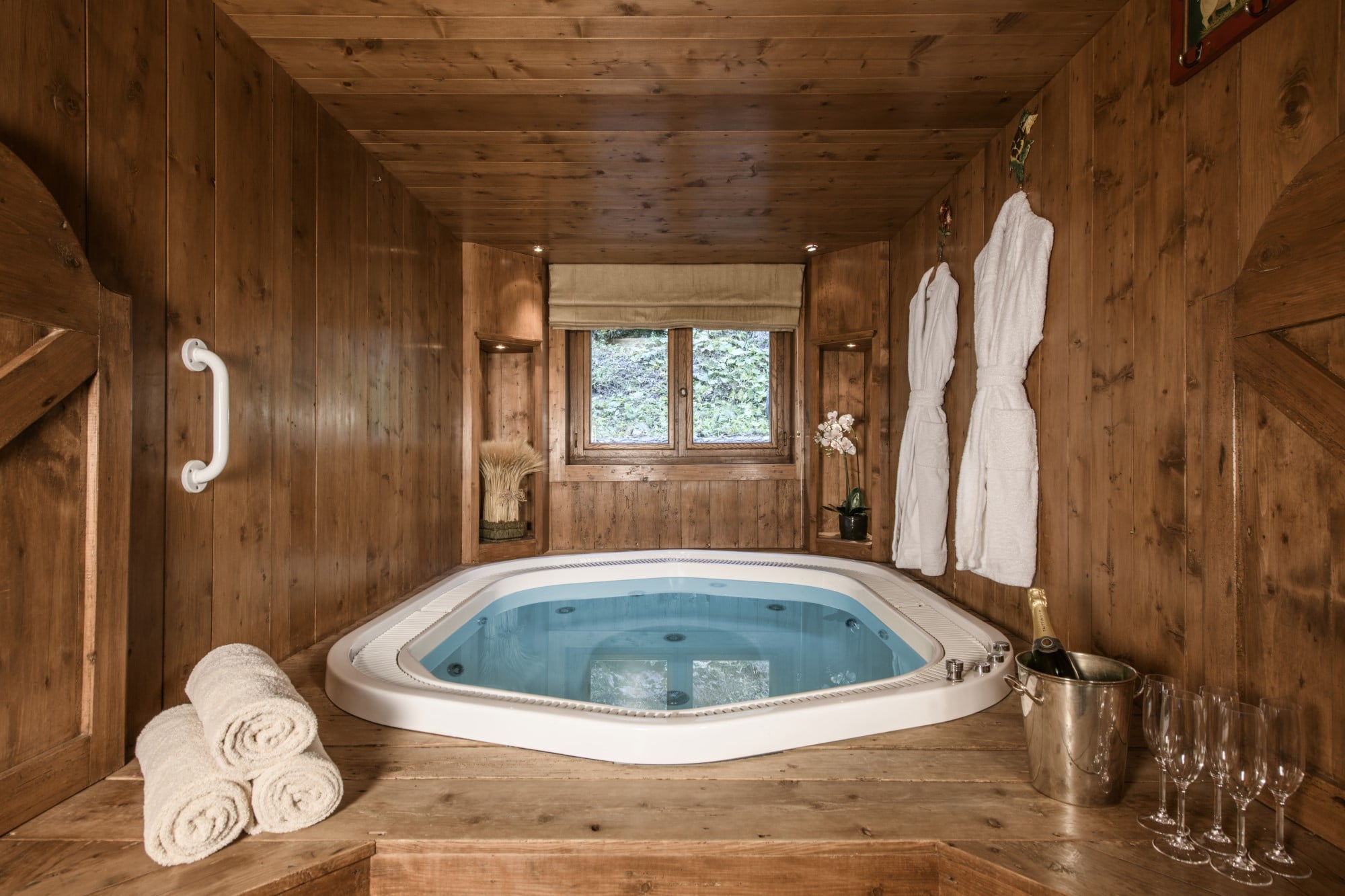 Luxury Ski Chalet Margaux Courchevel Hot tub a
