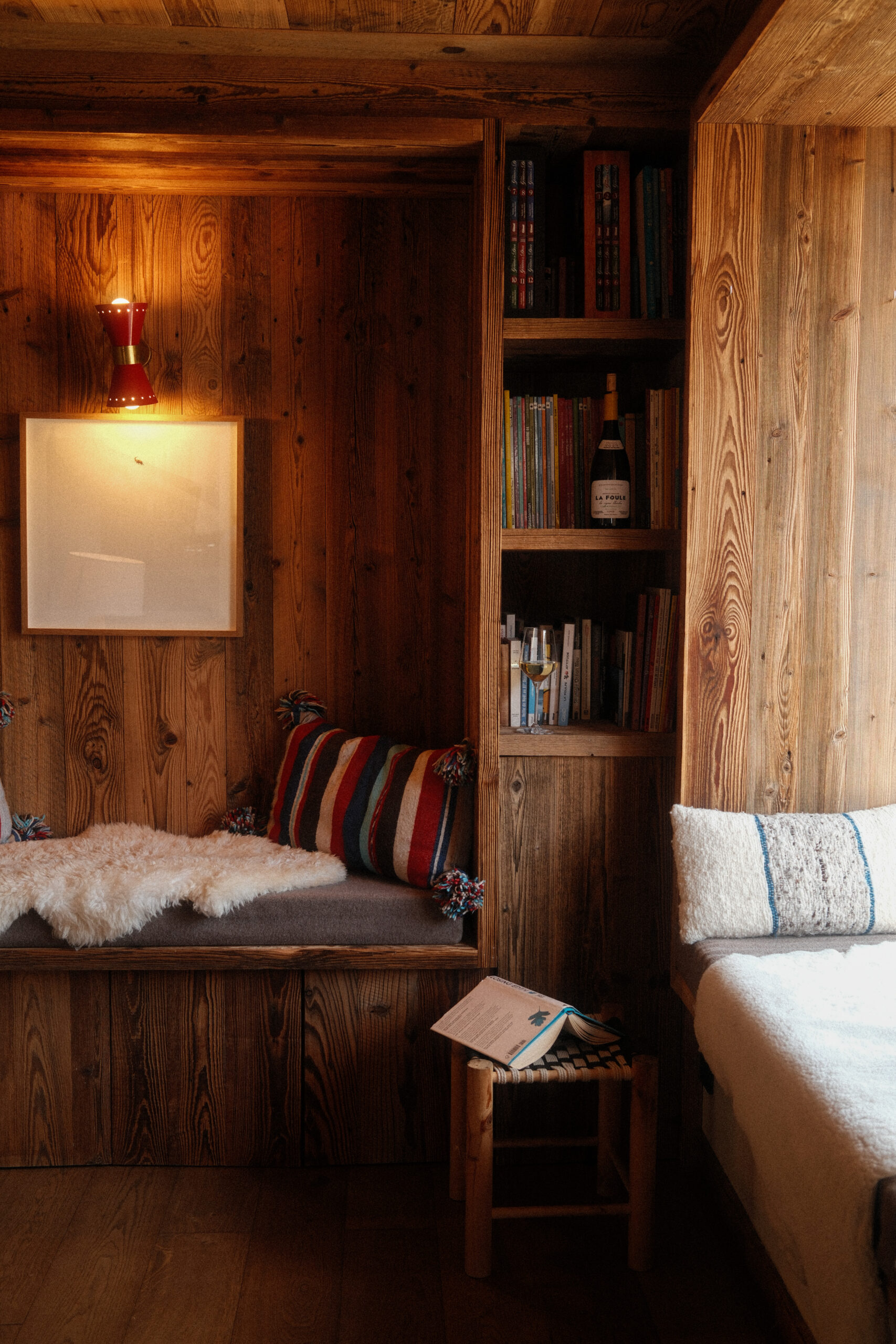Luxury Chalet Bergeronette Meribel living room Reading window. (D)