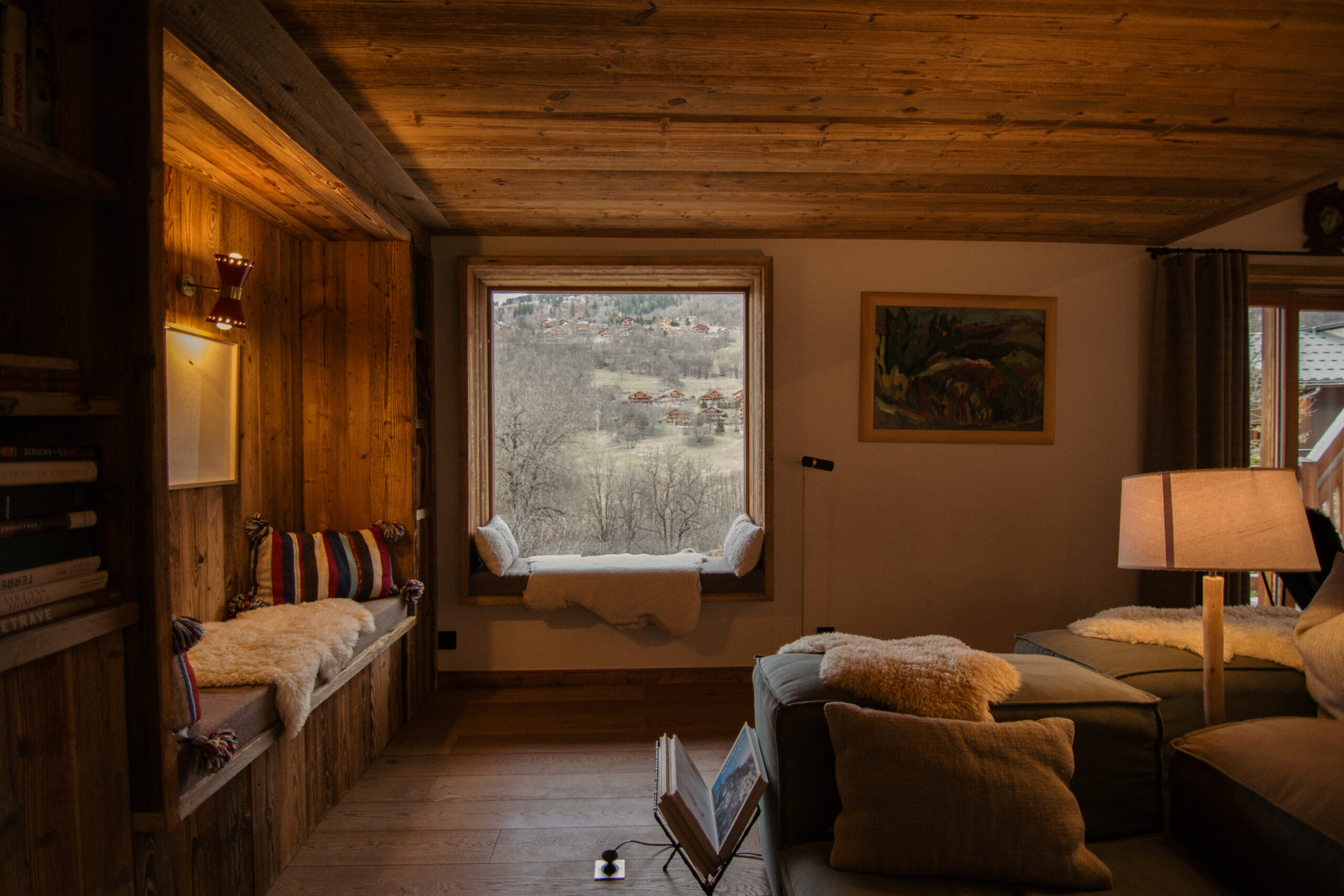 Luxury Chalet Bergeronette Meribel living room Reading window. (a)jpg