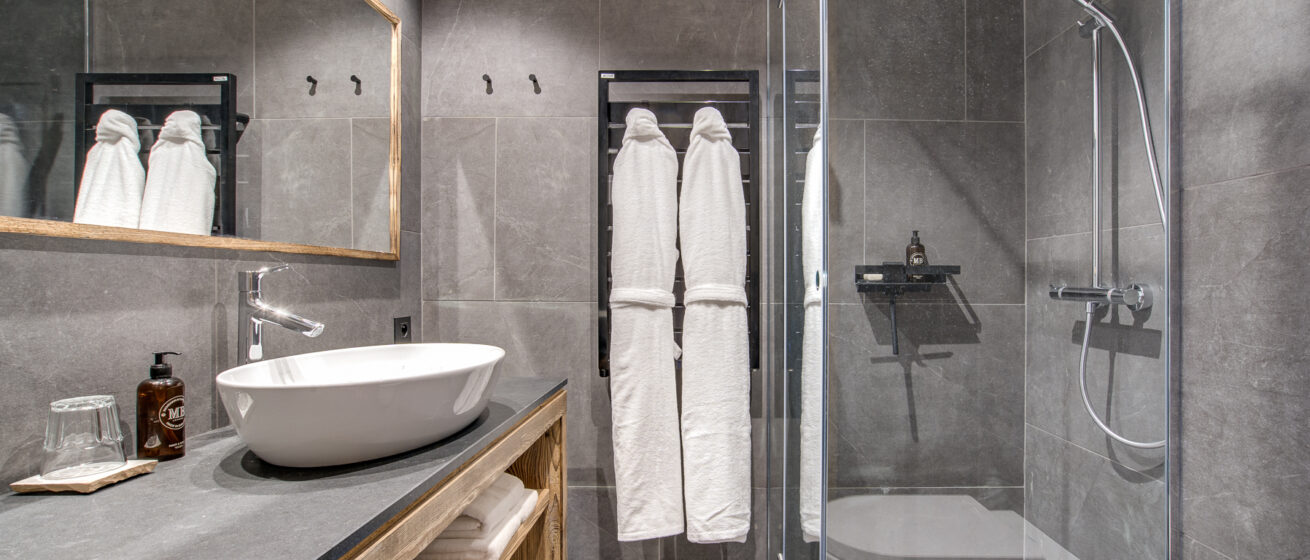 Luxury Chalet Bergeronnette Meribel Guest Room 01 Ensuite
