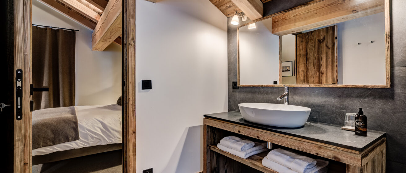 Luxury Chalet Bergeronnette Meribel Guest Room 04 Ensuite