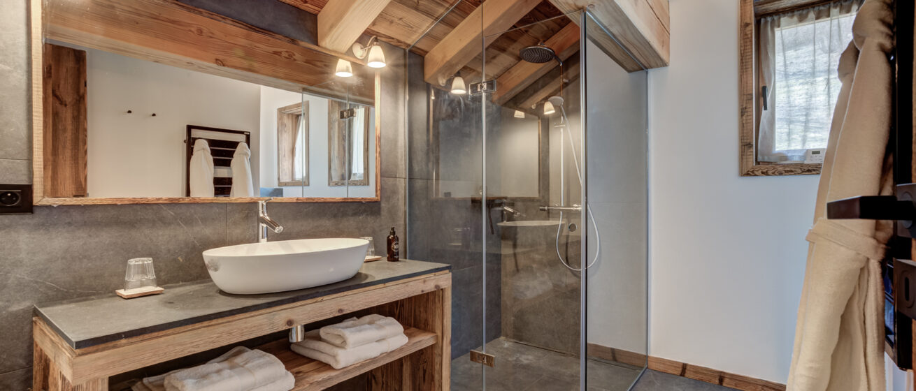 Luxury Chalet Bergeronnette Meribel Guest Room 04 Ensuite(1)