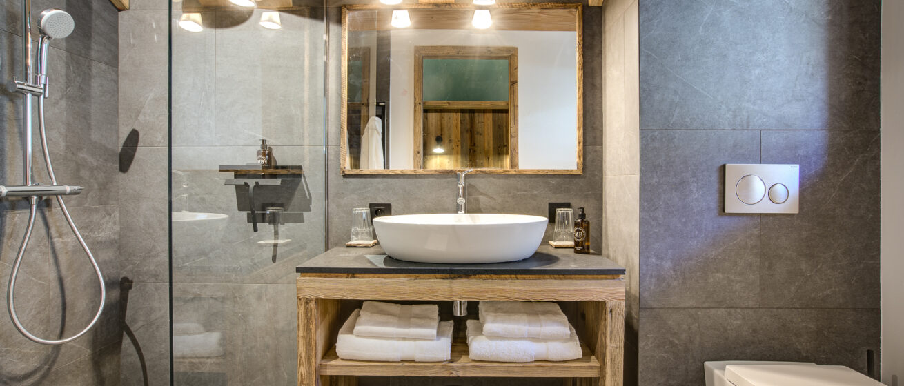 Luxury Chalet Bergeronnette Meribel Guest Room 07 Ensuite
