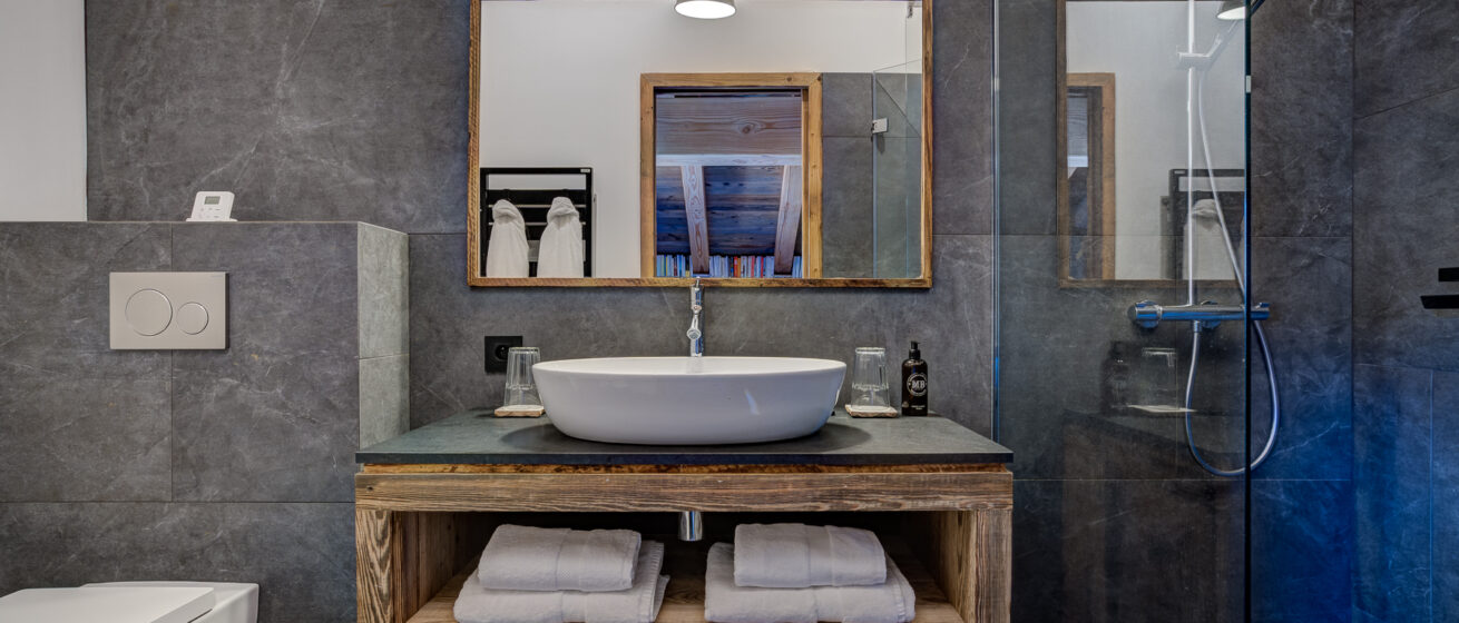 Luxury Chalet Bergeronnette Meribel Guest room 05 Ensuite