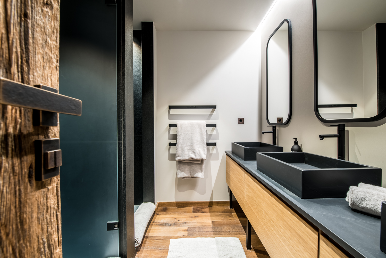 Luxury Chalet Himalaya Meribel MasteruestSuite03 ensuite