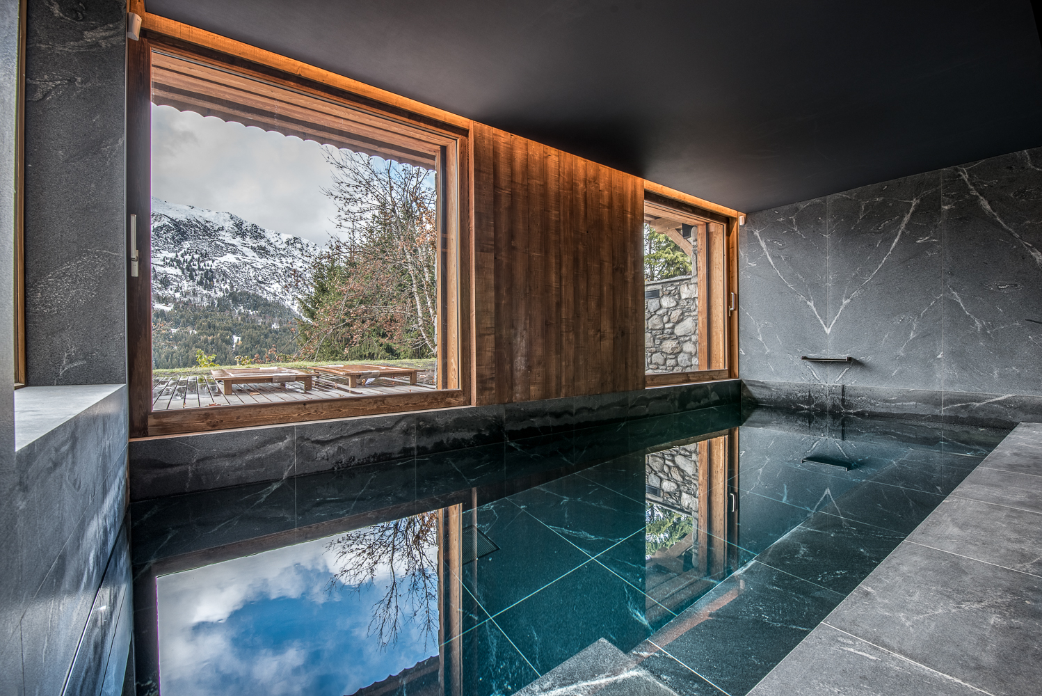 Luxury Chalet Himalaya Meribel livingoom corner3
