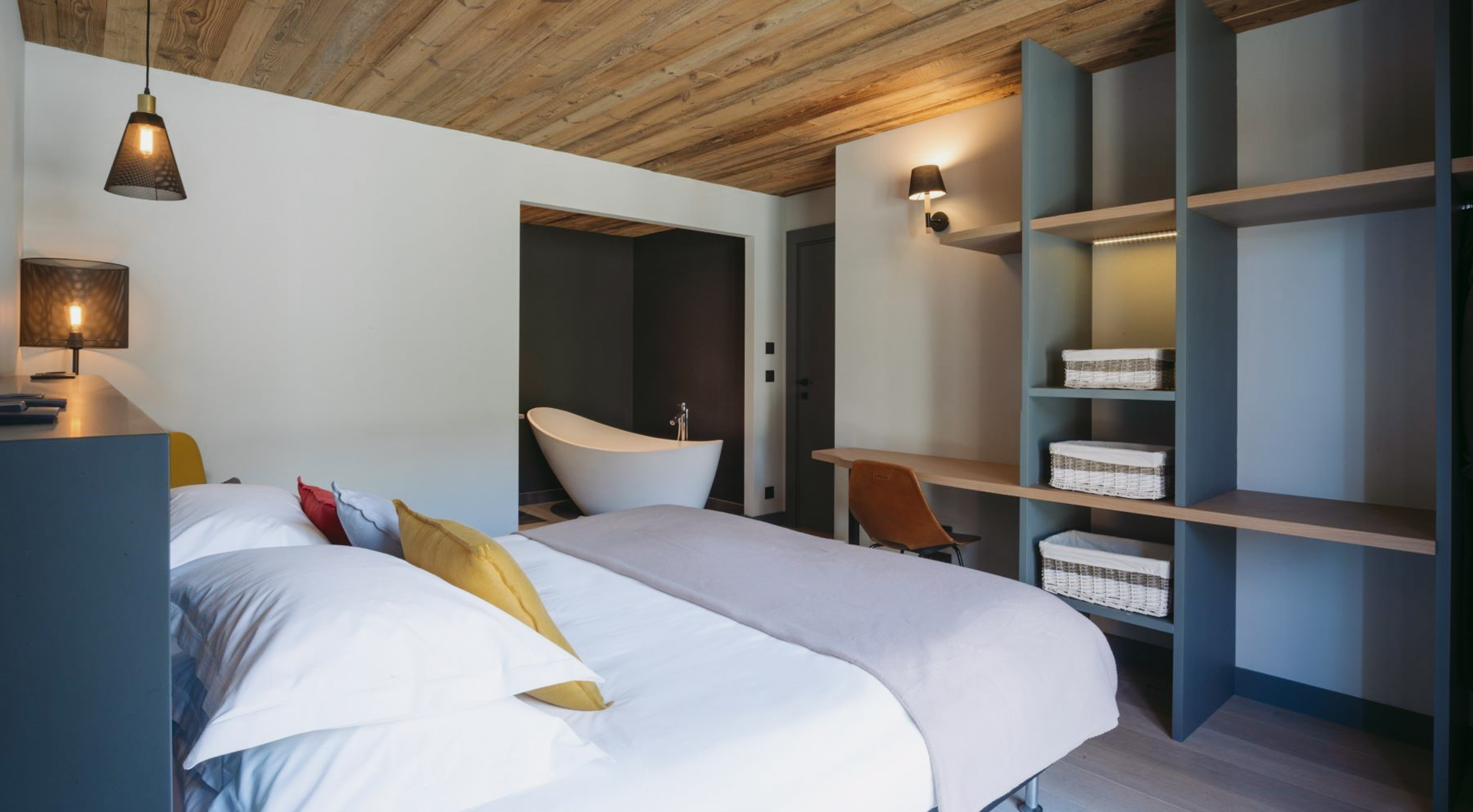 Luxury Ski Chalet Caro Meribel Guest Room 01 Master