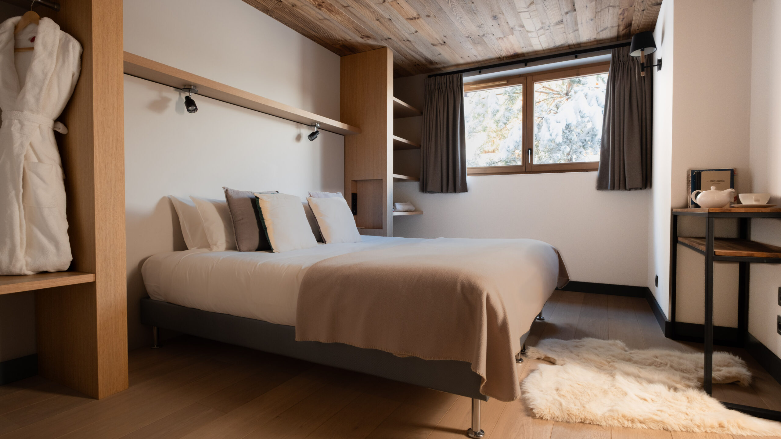 Luxury Ski Chalet Caro Meribel Guest Room 03
