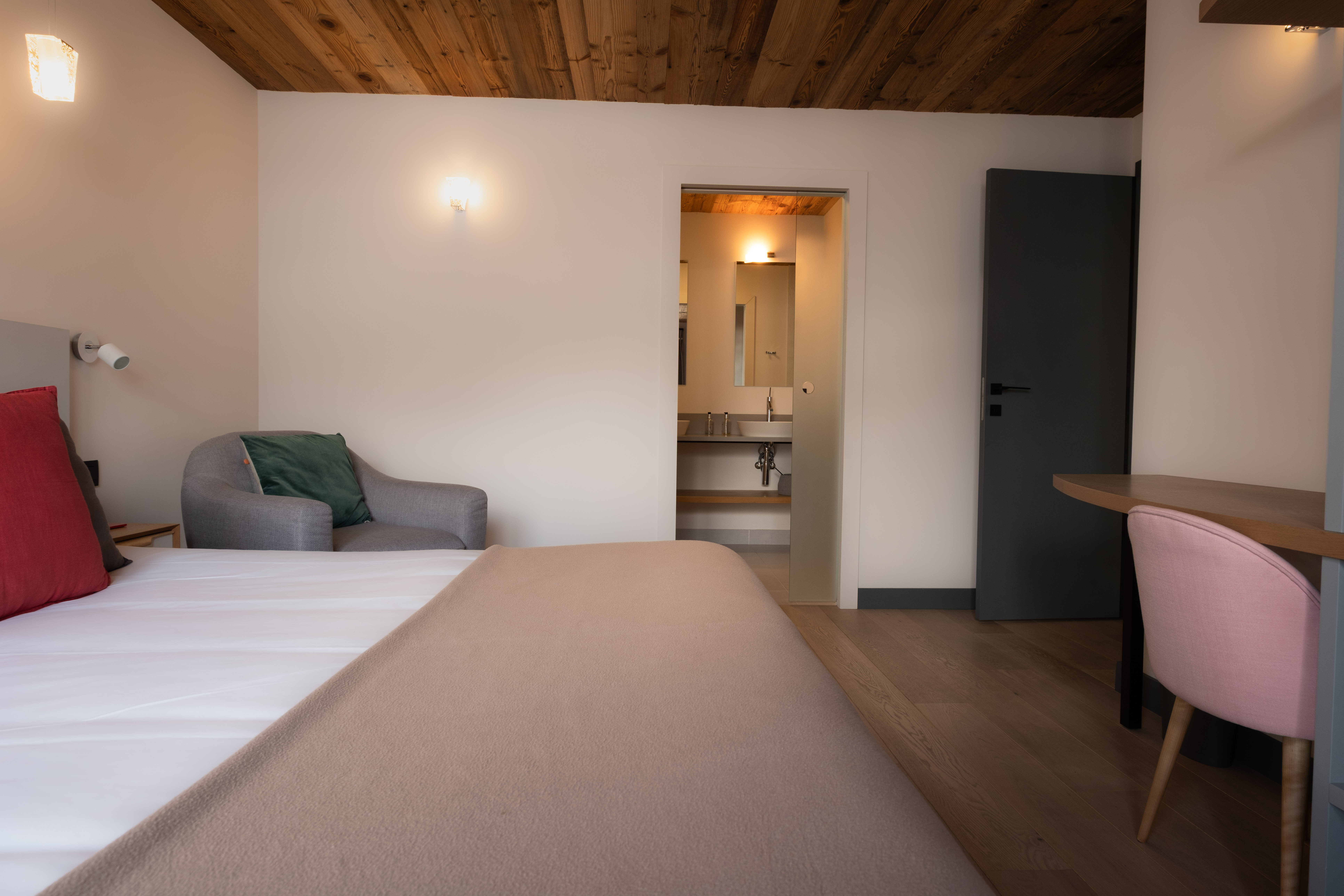 Luxury Ski Chalet Caro Meribel Guest Room 01b