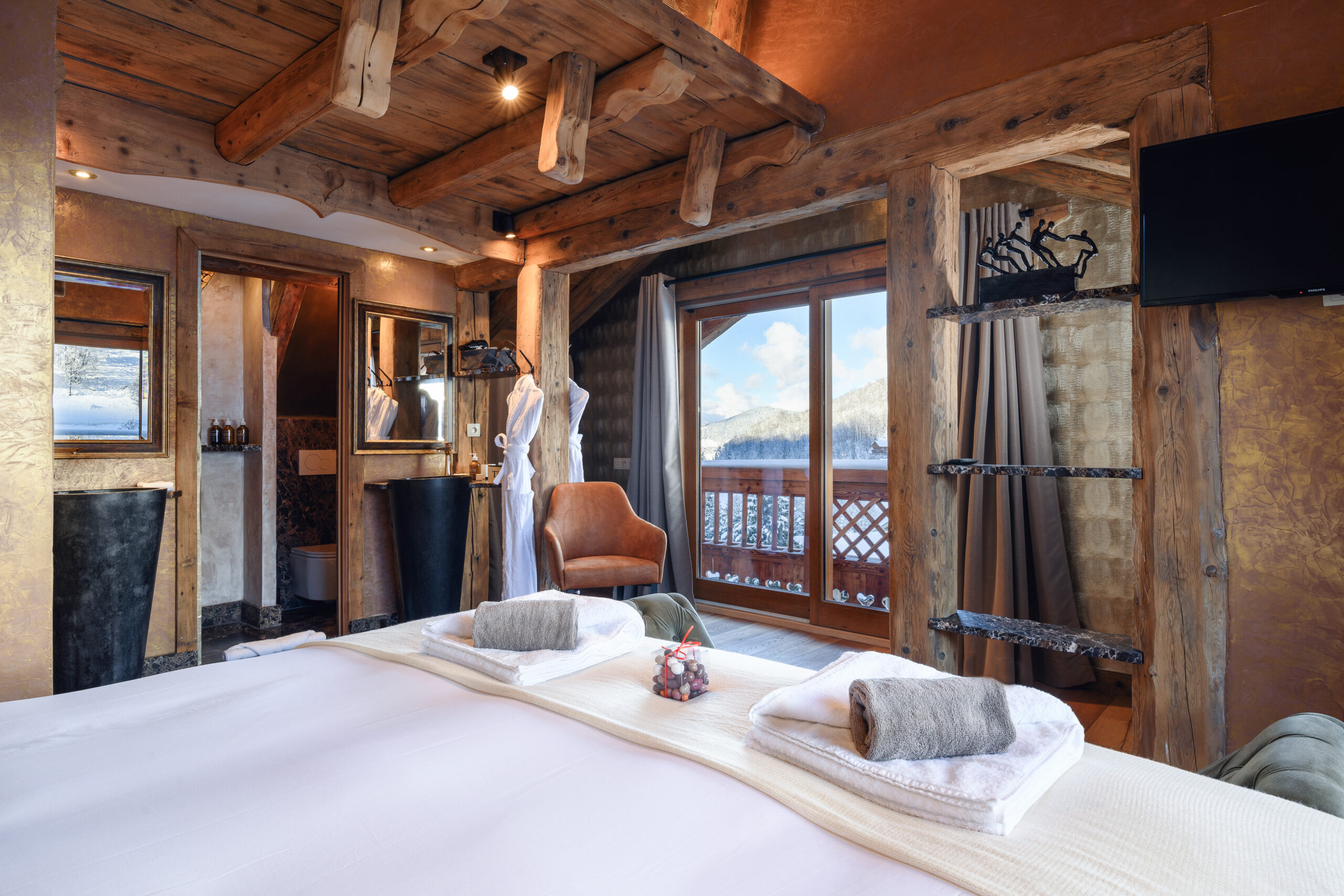 Luxury Ski Chalet Cheval Blanc Meribel Guest Room 02(1)