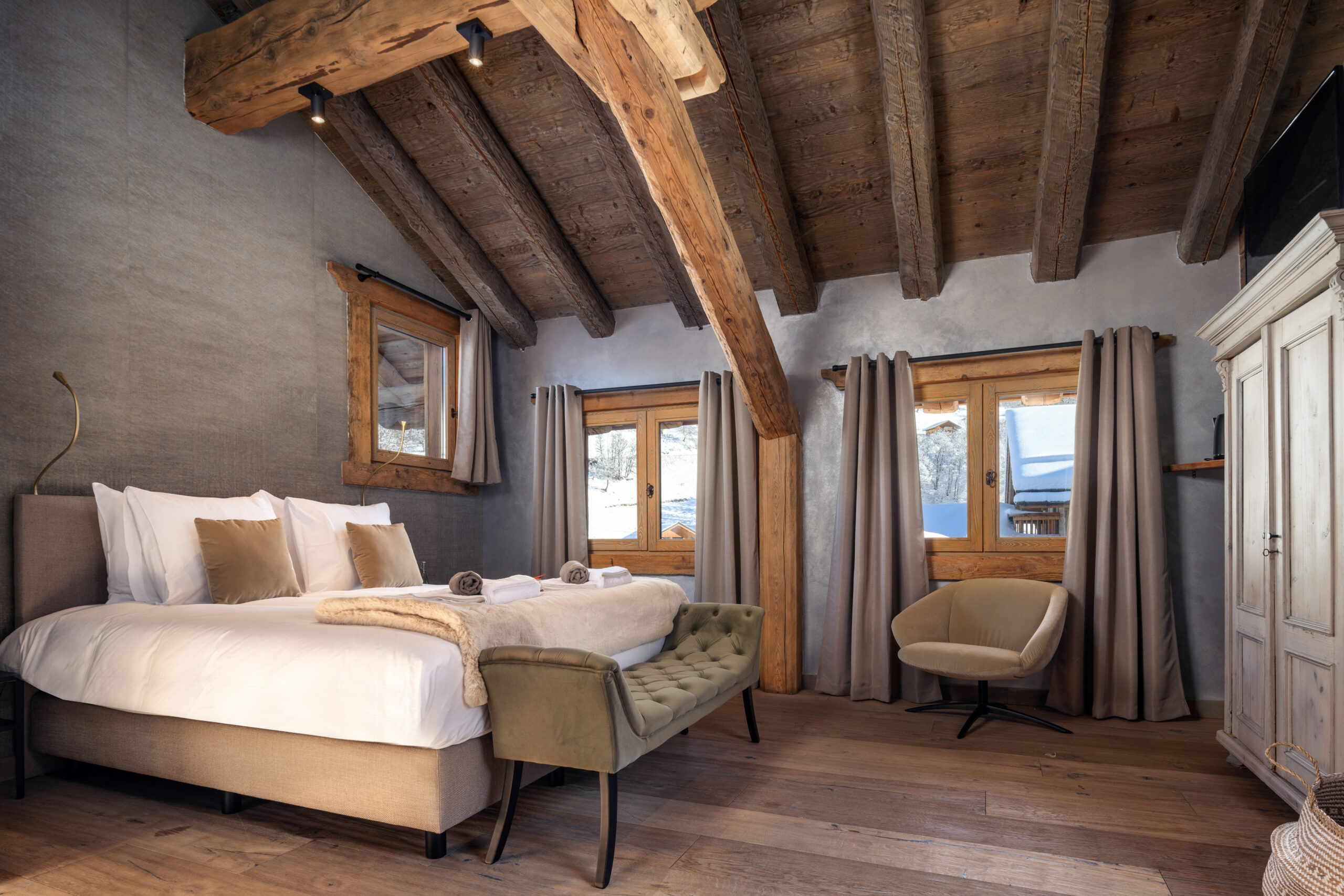 Luxury Ski Chalet Cheval Blanc Meribel Guest Room 03