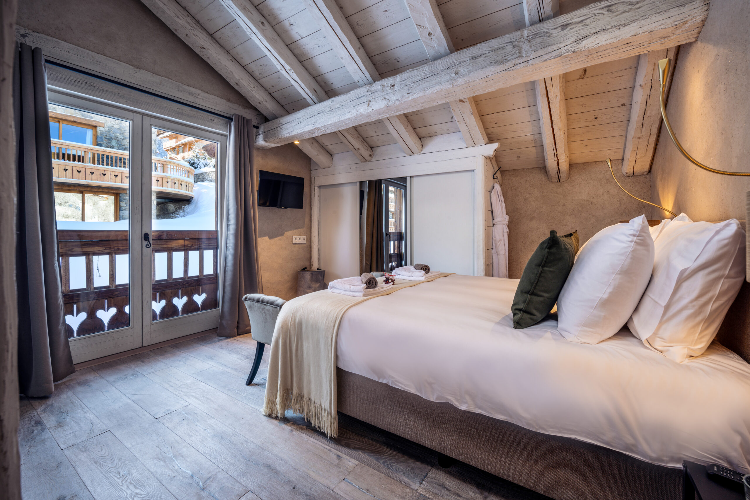 Luxury Ski Chalet Cheval Blanc Meribel Guest Room 05