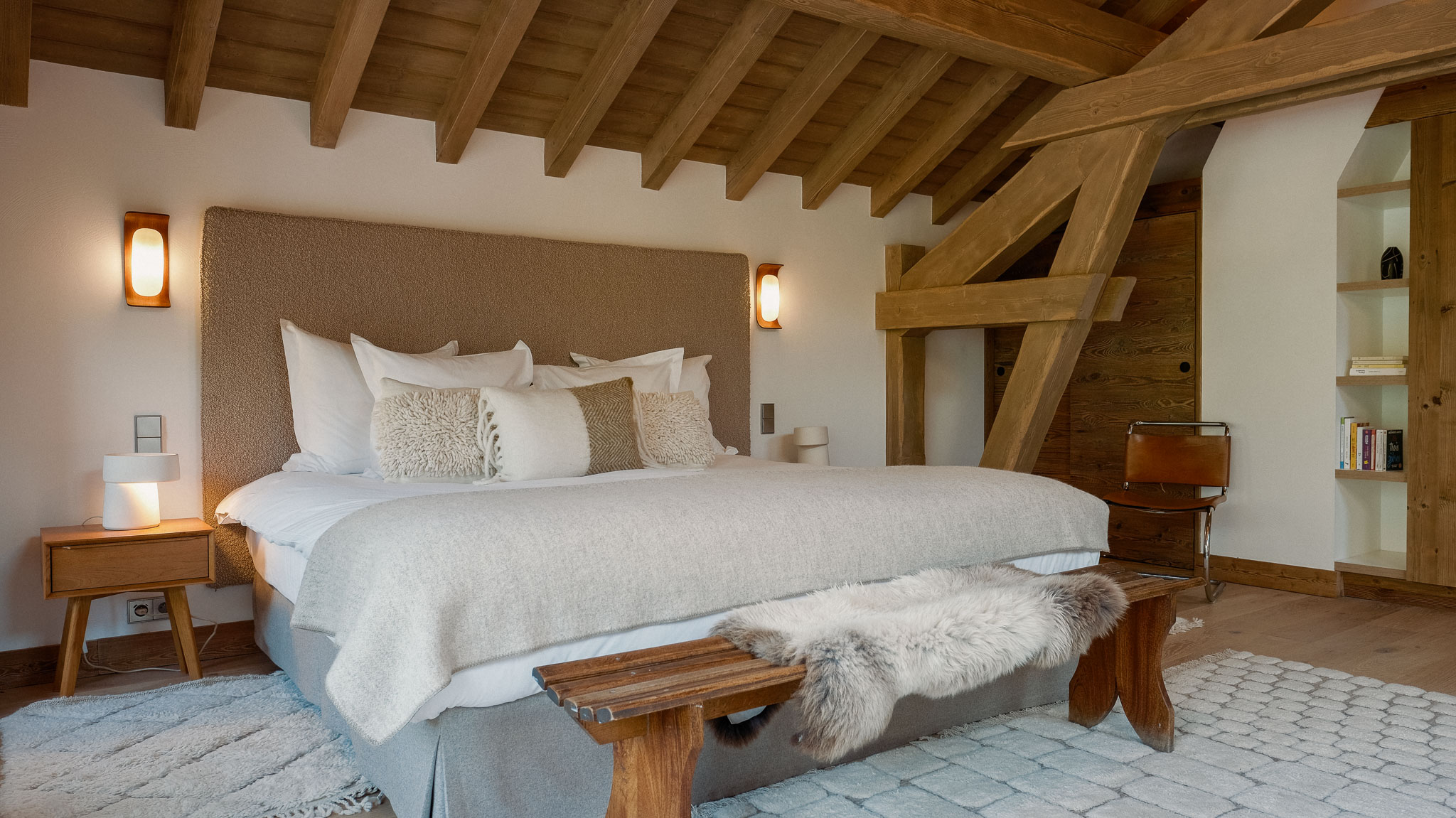 Luxury Ski Chalet Etoile Des Neige Guestroom 0 Meribel 1 Master B.jpg