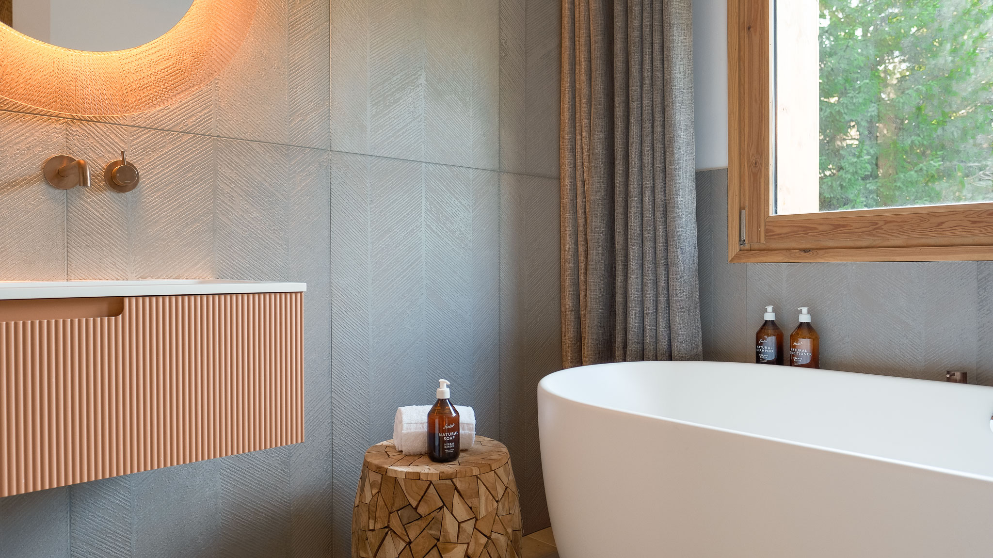Luxury Ski Chalet Etoile Des Neige Guestroom 01 Meribel Master Ensuite Bathroom