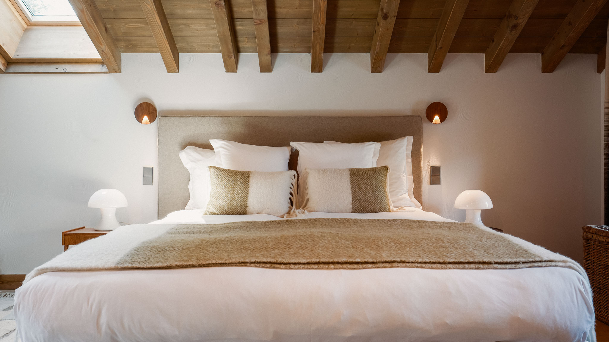 Luxury Ski Chalet Etoile Des Neige Guestroom 02 Meribel A