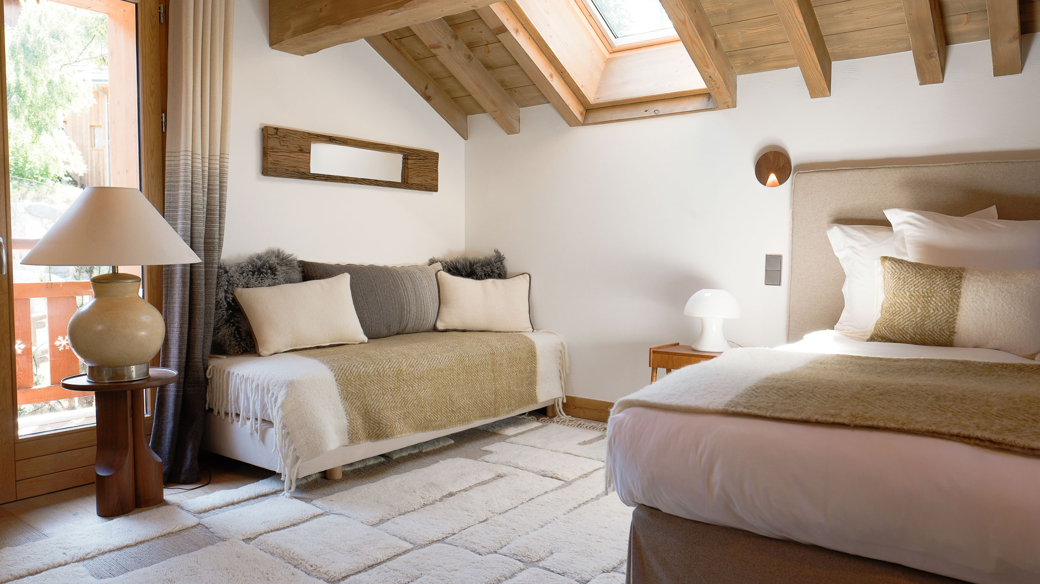 Luxury Ski Chalet Etoile Des Neige Guestroom 02 Meribel B