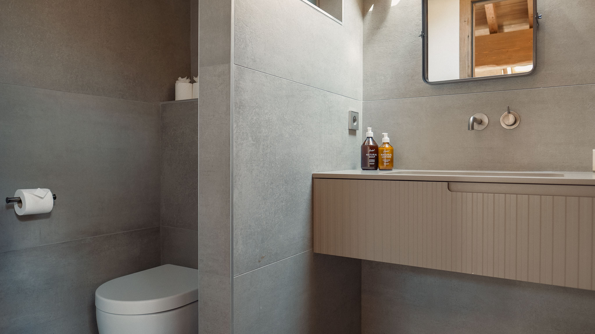 Luxury Ski Chalet Etoile Des Neige Guestroom 02 Meribel Ensuite A