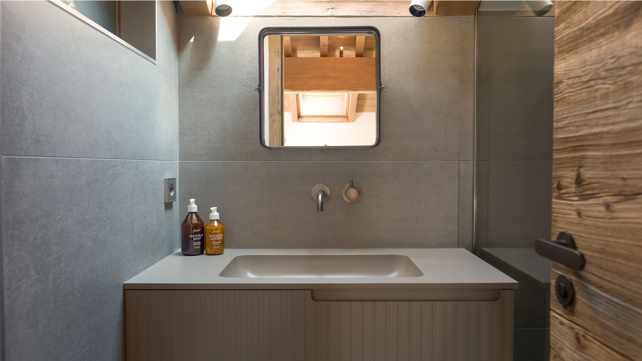 Luxury Ski Chalet Etoile Des Neige Guestroom 02 Meribel Ensuite B