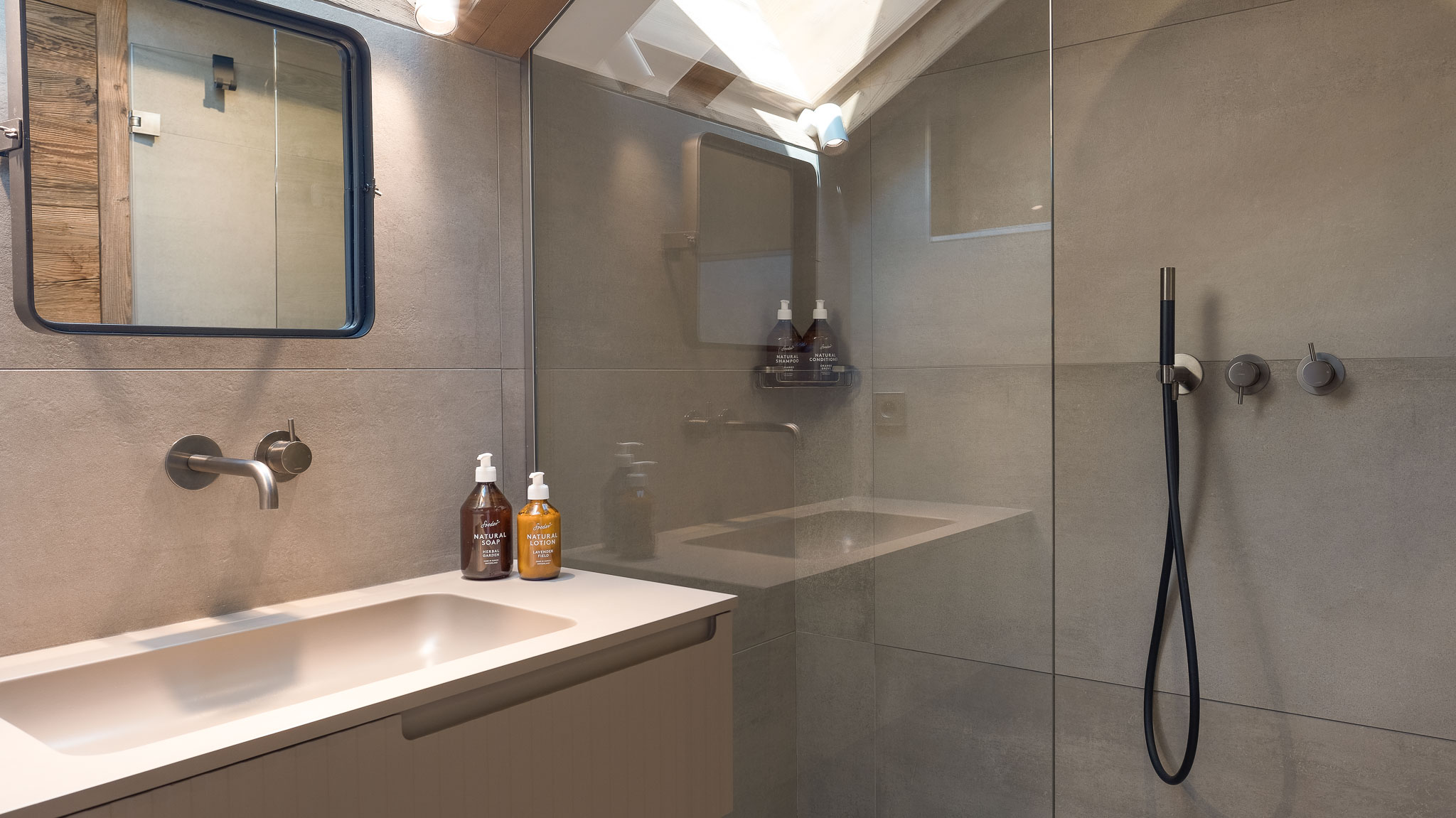 Luxury Ski Chalet Etoile Des Neige Guestroom 02 Meribel Ensuite C